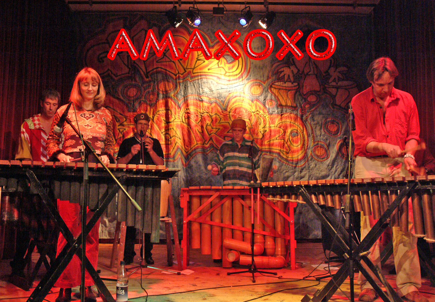 amaxoxo: die Band auf einer Bühne
